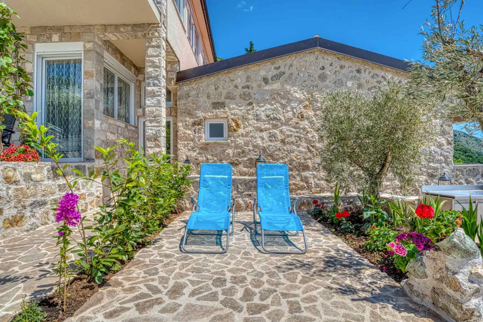 Apartment house with a swimming pool and a phenomenal view